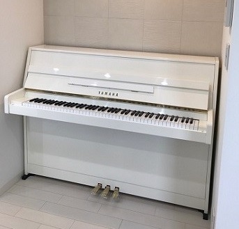【ピアノ御納品15】ヤマハMC108H　－階段手上げー白艶アップライトピアノ