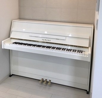 【ピアノ御納品15】ヤマハMC108H　－階段手上げー白艶アップライトピアノ