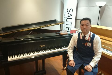 スタッフ写真 ピアノ 藤塚