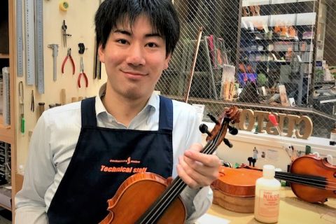スタッフ写真 弦楽器リペア担当 浦邉
