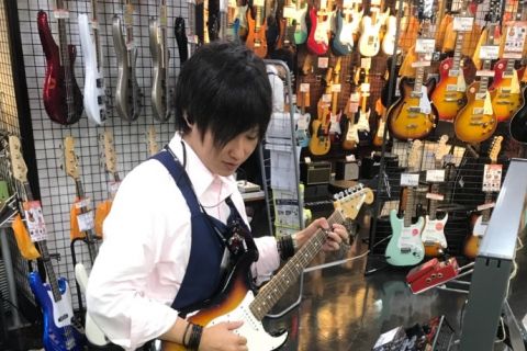スタッフ写真 管楽器・弦楽器担当 湯田