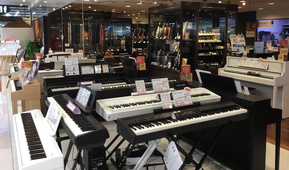 *JR川崎・京急川崎駅から徒歩2分！]]川崎ルフロン 7階で、たくさんのピアノに触れてみませんか。 **①人気5メーカーの主要モデルの比較が出来るお店です！ 当店では[!!YAMAHA、KAWAI、Roland、CASIO、KORG!!]の5メーカーの電子ピアノを常時取り揃えております。レッスンの練 […]