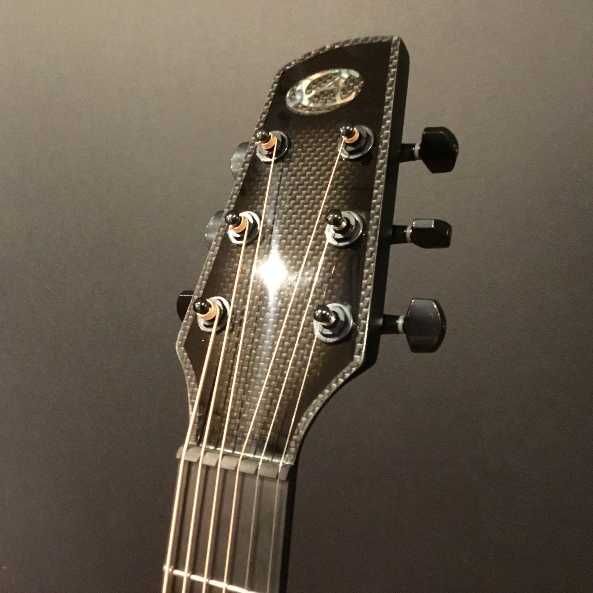 カーボンファイバー製ギター