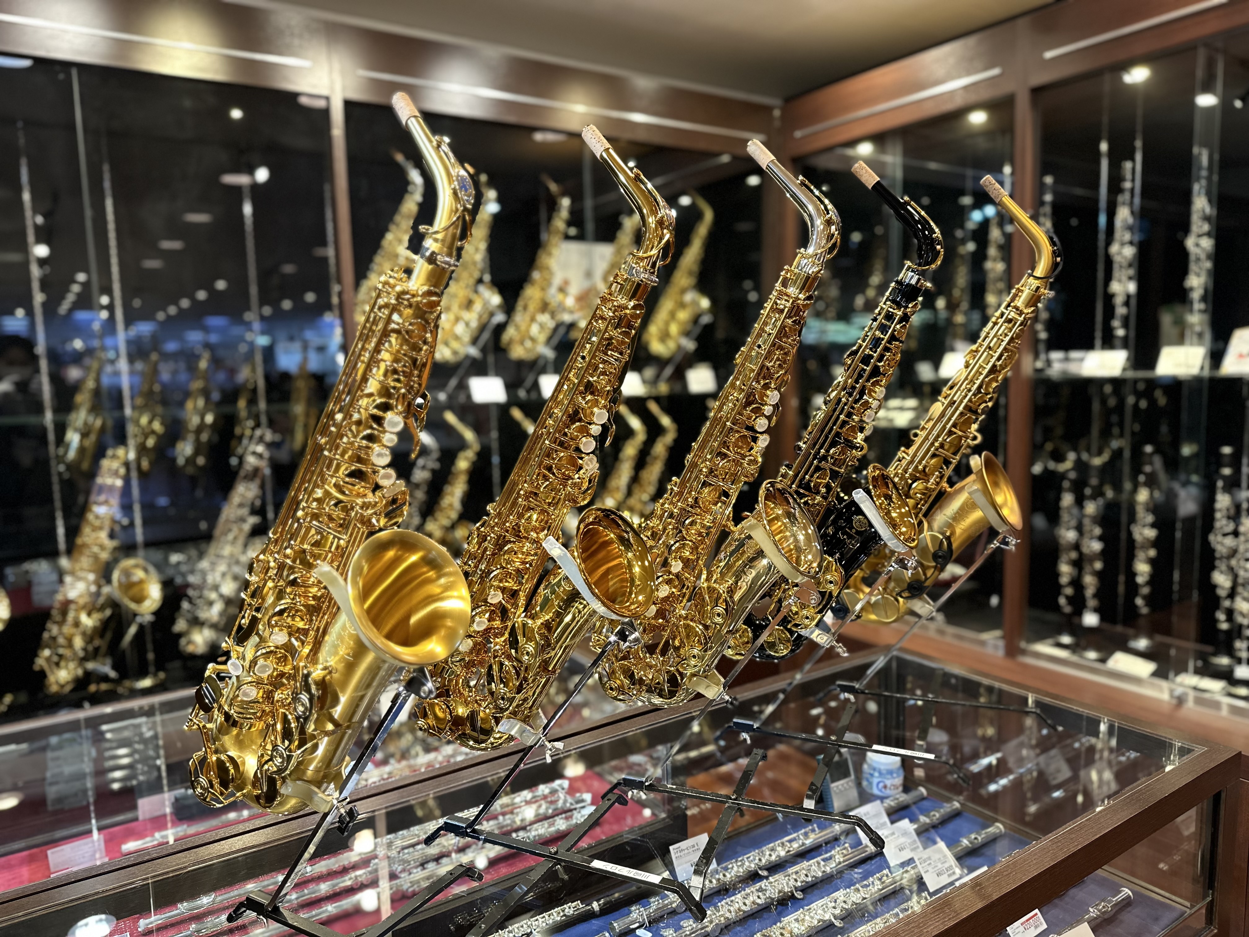 CONTENTSH.Selmer Supremeのことでしたら多くの販売実績をもつ当店にお任せください！当店限定モデルも展示、販売しております！スターリングシルバー以外にも定番のモデルやブラックラッカー、サテンモデルも店頭にてご用意ございます！試奏のご予約も承っております！インストラクター吉田による […]