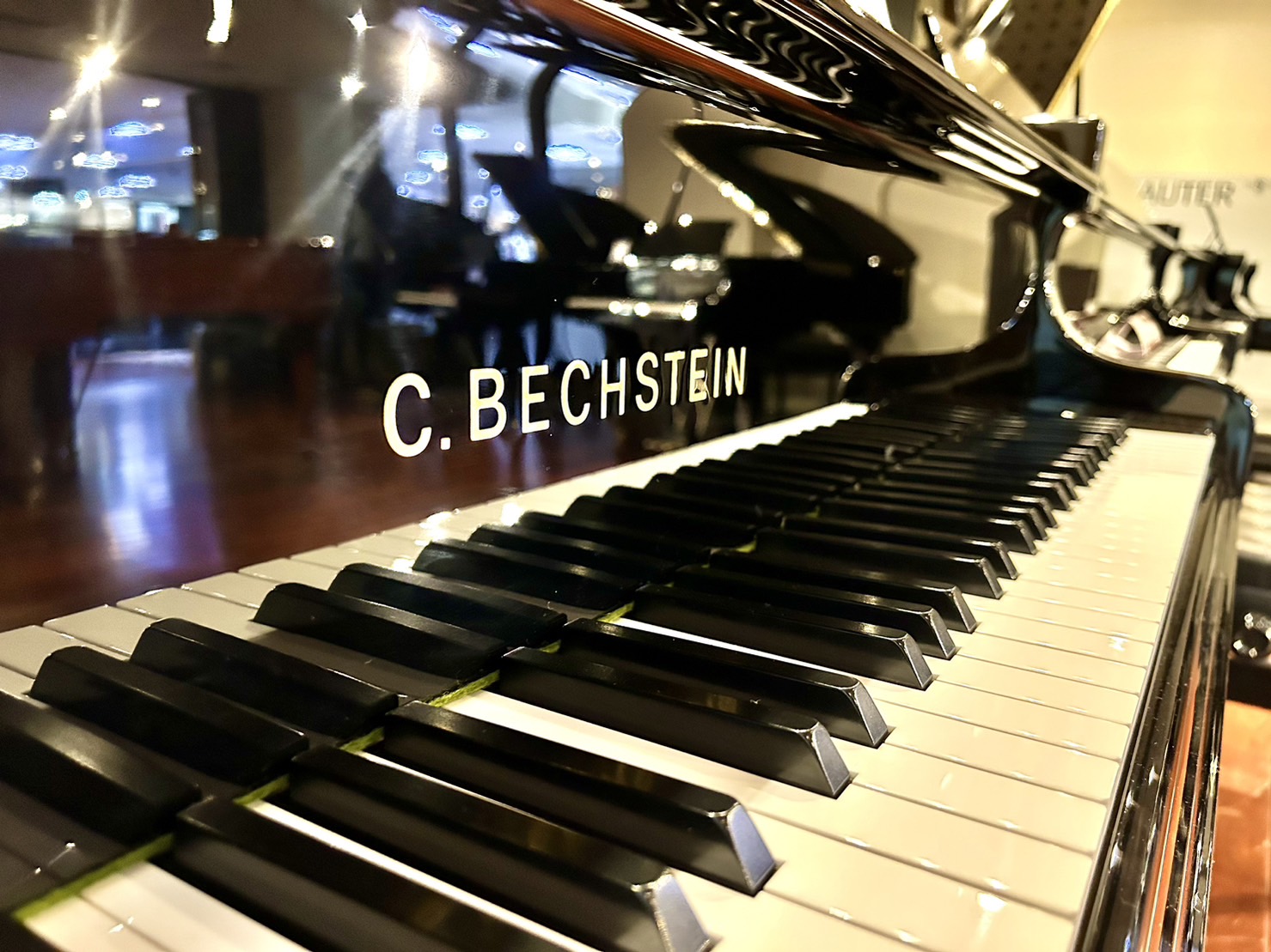 こんにちは！島村楽器ピアノショールーム川崎店です。今回は、中古グランドピアノの目玉商品『ベヒシュタイン/M』のご紹介です。ご興味ある方は是非お気軽にご来店くださいませ♪ ベヒシュタインとは 世界3台ピアノのひとつ。1853年に、フリードリヒ・ヴィルヘルム・カール・ベヒシュタインがベルリンで創業。リス […]