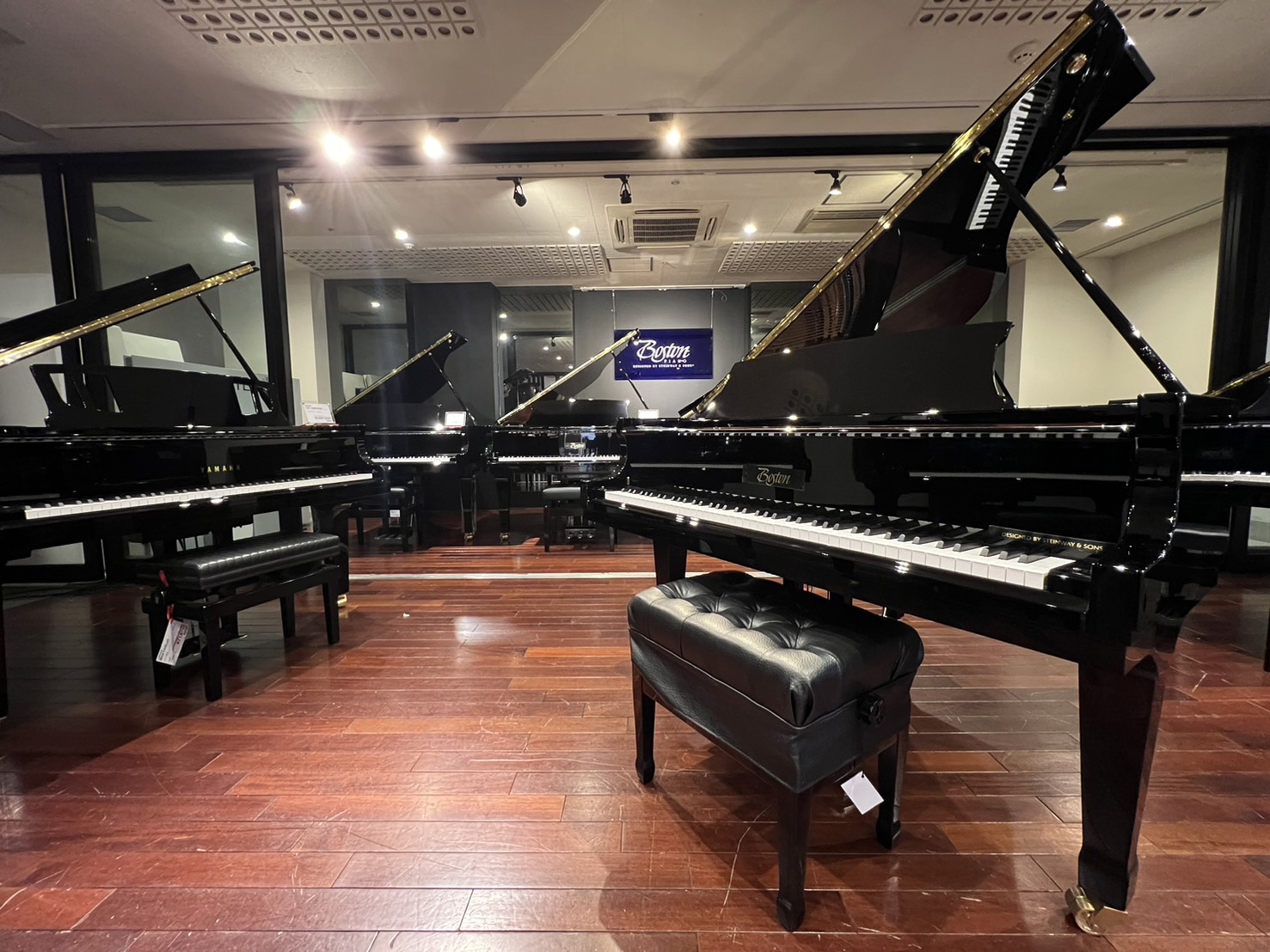 ピアノショールーム川崎店は、Bostonピアノの正規特約店です。 スタインウェイの設計思想を反映させ、日本の浜松市でつくられたボストンピアノは、スタインウェイの繊細かつ伸びやかな音色を引継ぎつつ、驚くほどのダイナミクスを表現できる、極上のピアノです。 店頭では経験豊富な技術者による管理を徹底して行っ […]