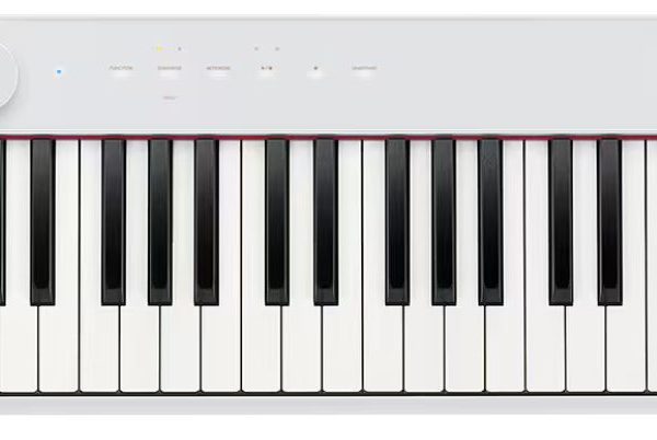 PX-S11100 WE<br />
スリムなボディが特徴。ハンマーアクション付き88鍵盤搭載のデジタルピアノとしては世界最小です。奥行き232mmというサイズは、リビングや寝室など、好きな場所に置くことができ、ピアノとの生活をもっと楽しめます。<br />
￥66,000(税込)