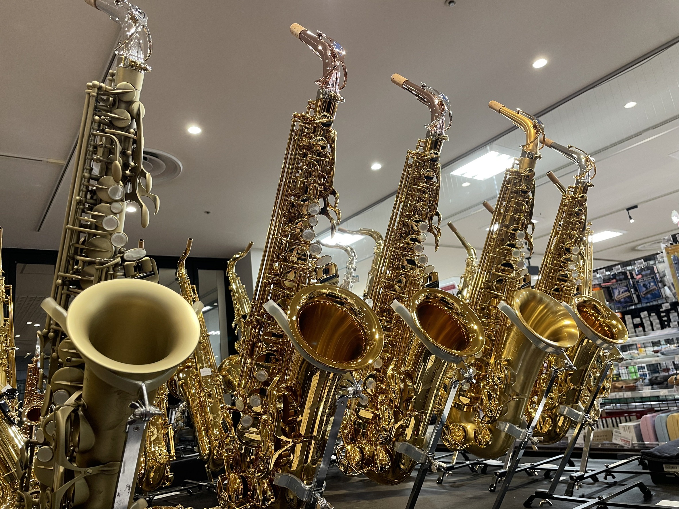 CONTENTS島村楽器川崎ルフロン店最大のサックスの祭典が開催いたします！8月9日(土)は『門田"JAW"晃介さん』によるスペシャルなイベントをご用意！！豊富な品揃え！あなただけの楽器が見つかる！マウスピースやリガチャーもここに来れば全て揃う？！～【川崎ルフロン店限定】選りすぐりのイベントをご紹介 […]