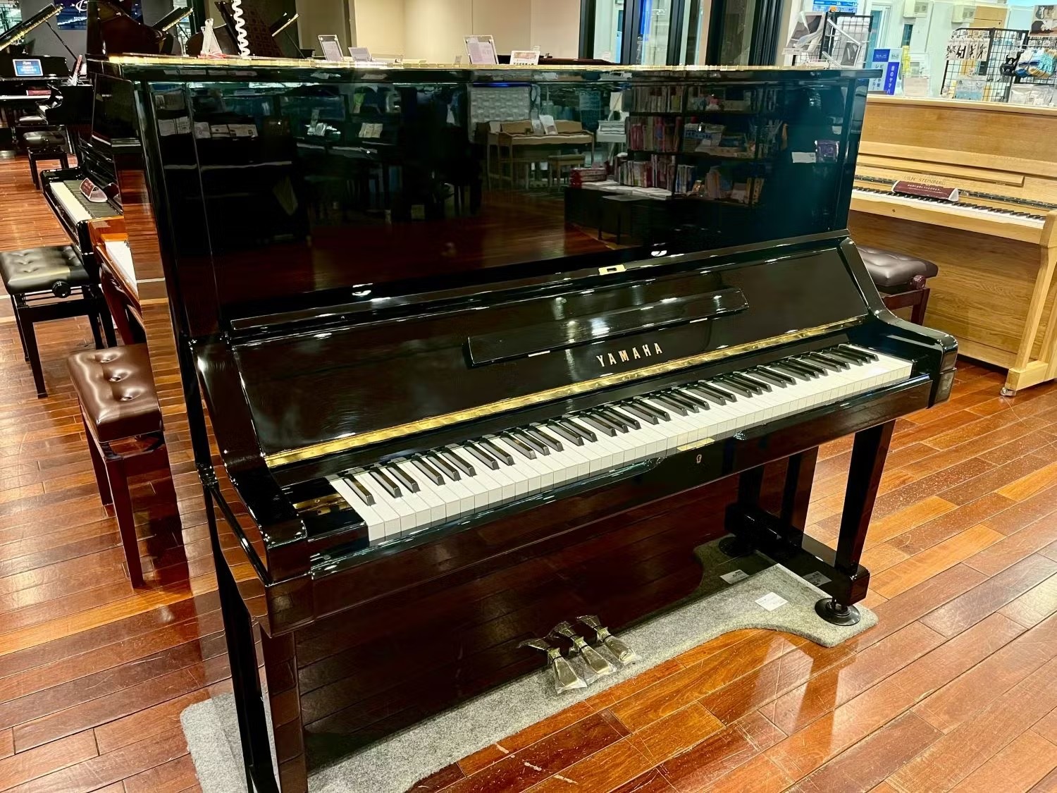 中古アップライトピアノYAMAHA UX+RR1000S(新品消音機付き)