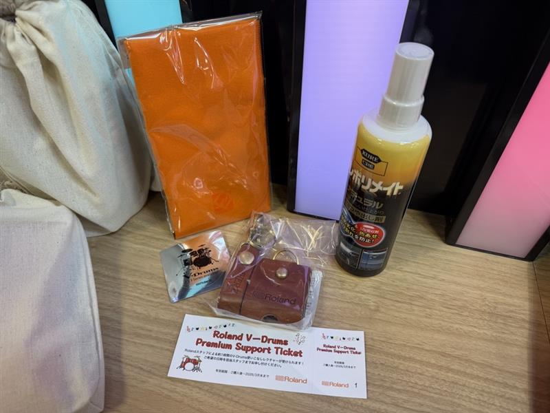 ・Premium Support Ticket(V-Drumsのお手入れ方法や本体機能の使い方をメーカースタッフがレクチャーいたします！)※2026年3月末まで有効 ・Herz チューニング・キー・ホルダー(高級感ある本革製のロゴ入りチューニング・キー・ホルダー！) ・お手入れ用ツヤ出し剤(気になる [&hellip;]