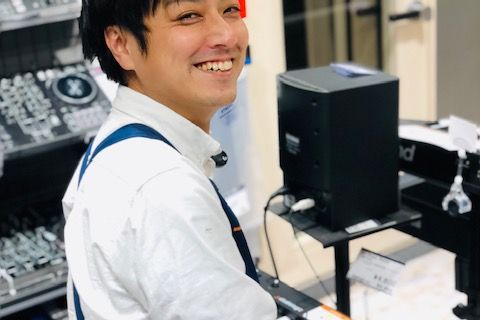 スタッフ写真 店長 デジタルアドバイザー 有馬