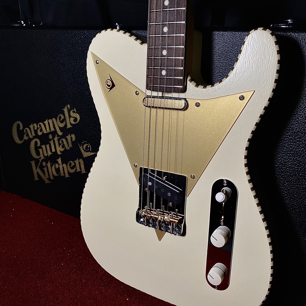 Caramel's Guitar KitchenV3_marshmallow white