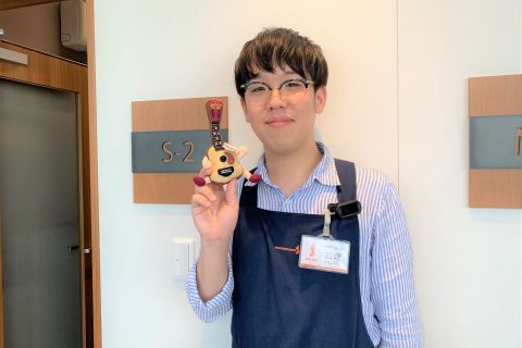 スタッフ写真 アコースティックギター、エレキギター、ウクレレ、デジマート、中古商品担当 石塚