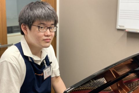 スタッフ写真 尾崎