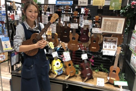 スタッフ写真 電子ピアノ、アコースティックギター、ウクレレ、楽譜 湯川