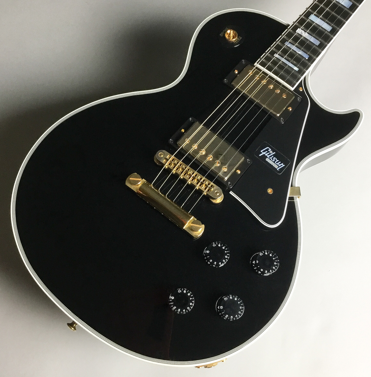 *新品特価！Gibson　Custom Shop Les Paul Custom 【通常販売価格￥456,500(税込)のところ】長期展示品の特別価格にてご案内！！ 黒々としたカラーにゴールドのハードウェア、輝くブロックポジションマーカーが高級感を際立たせる一本。]]本機はマホガニーボディにメイプル […]