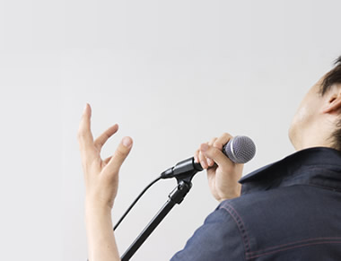 **ヴォーカル教室♪体験レッスン予約受付中！ カラオケや、バンドでの歌唱力向上だけではなく、ビジネスの場において「魅力的な声を出す事」を目的として、ボイストレーニングを受講される方が増えています。企業でのプレゼンテーションなどにきっとお役に立てると思います♪しかも、他のレッスンと違い手ぶらでレッスン [&hellip;]