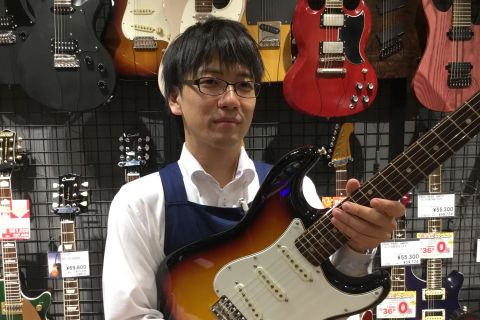 スタッフ写真 楽譜・ウクレレ 田中