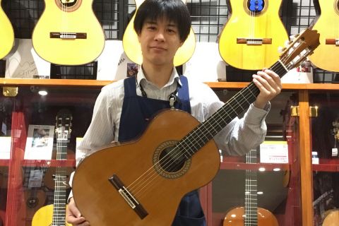 スタッフ写真 副店長、ピアノ、クラシックギター担当 木村