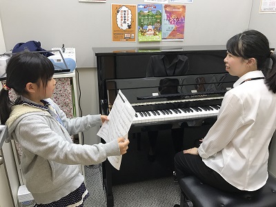 *歌うことが大好きな小学生のみなさん！好きな曲を思い切り歌ってみよう！ 　　　　　　　　　　 こんにちは。スタッフの古屋です！]]子どものうちから音楽に触れさせたい。そんなお父さんお母さんも多いのではないでしょうか。]]学校行事で合唱を行なう音楽会も多いですよね。]]自宅では自分で歌って踊っている、 […]