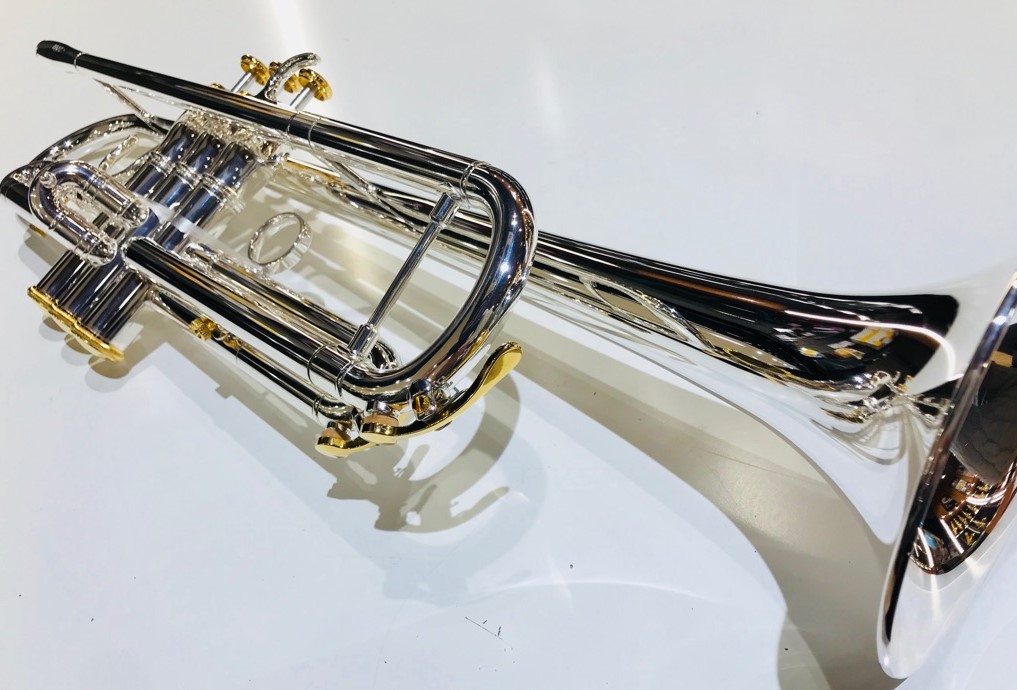 *XO Trumpet ×島村楽器コラボレーションモデル 今回、[!!島村楽器限定!!]の特別なモデルが入荷致しました！吹奏楽やクラシックは勿論、ポップスやジャズなど全てのジャンルに対応できるオールマイティーなモデル！[!!「これからトランペットを趣味で始めてみたい」!!]という方に使ってほしい、音 […]