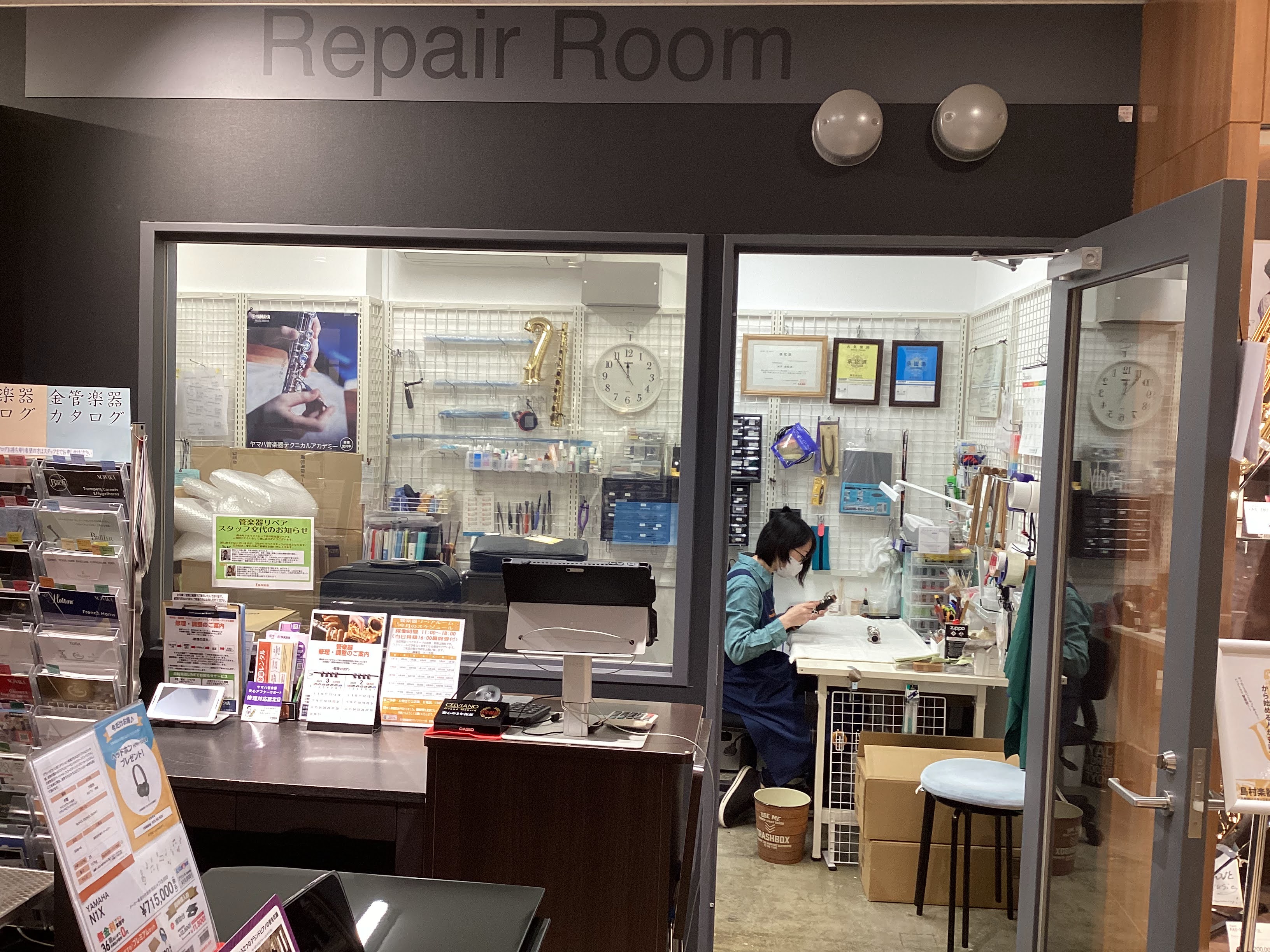 *管楽器の修理承ります！ 錦糸町駅徒歩3分・すみだトリフォニーホール徒歩10分の島村楽器錦糸町マルイクラシック店のリペアルームでは、管楽器の技術者が常駐し修理を承っております。]]楽器の調子が悪いけど、どこが悪いのかわからない。急に音が出なくなってしまった、などお困りのお客様のサポートを行わせて頂い [&hellip;]