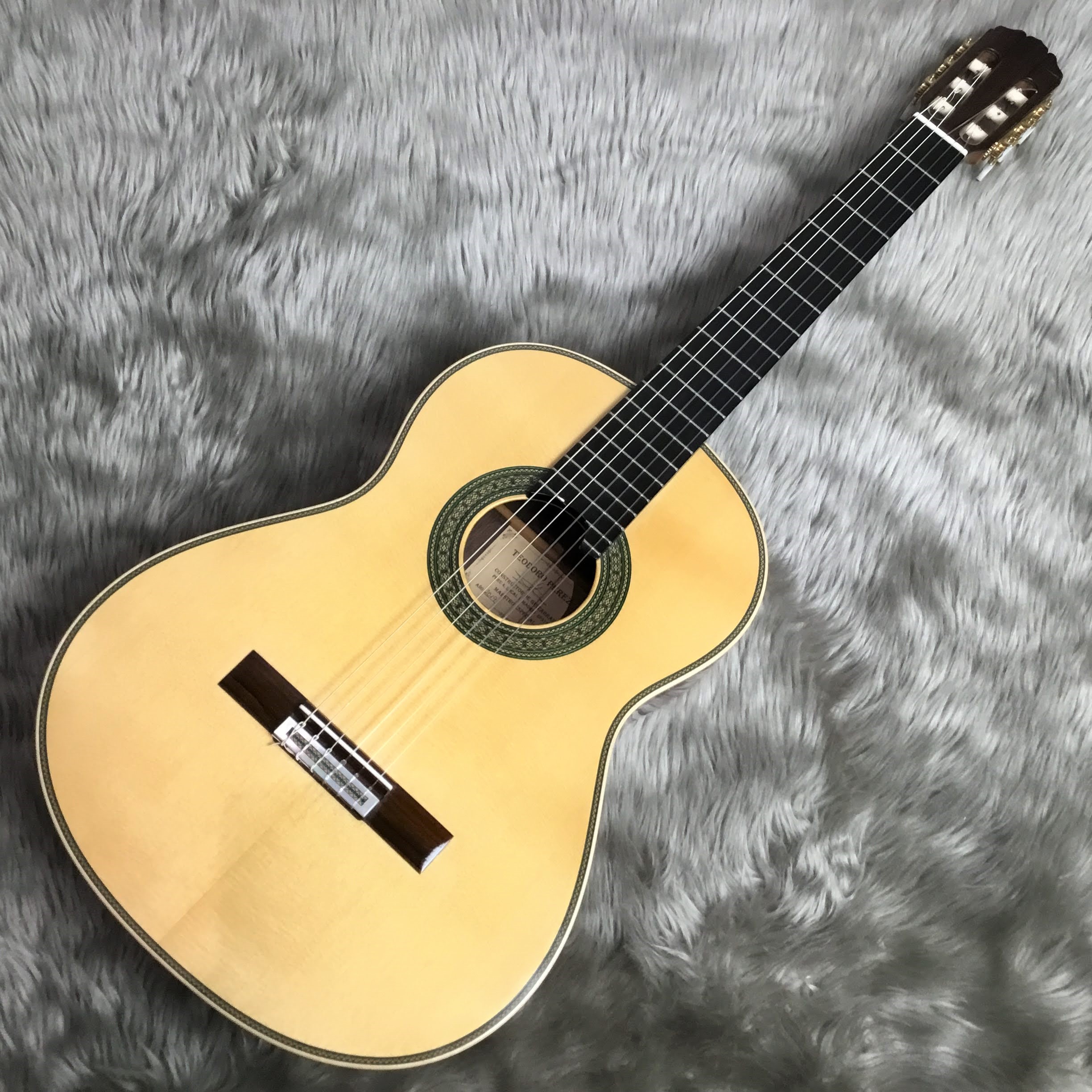 Teodoro Perez(テオドロ・ペレス)2019年製 Maestro Especial 松 / マダガスカルローズ ※640mm