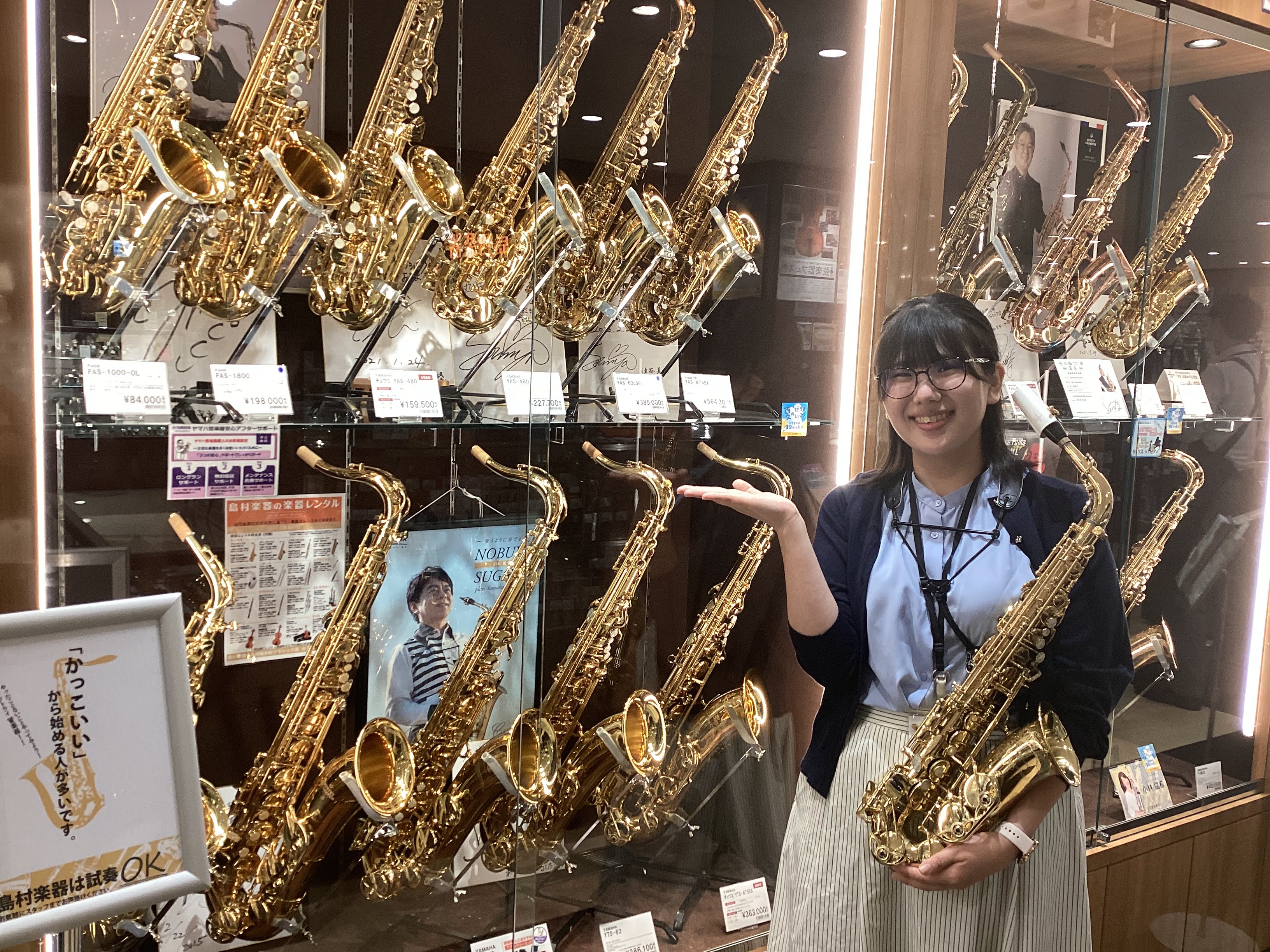 CONTENTS自分の一本を見つけよう！！店頭のサックス紹介🎷✨サックス選びに困ったら、宍戸を探せ！！！インストラクター紹介はこちら！自分の一本を見つけよう！！ こんにちは！サックスインストラクターの宍戸(ししど)です🎷 なんと、ししログ十回目となりました🎉✨ということでししログ十回目記念特別篇！店 […]