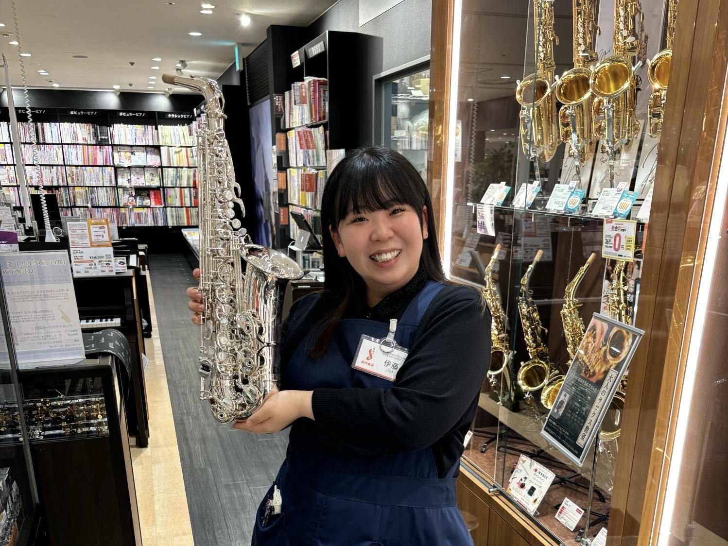 サックスは、幅広いジャンルで大活躍するとても魅力的な楽器です！いつ始めても遅くありません！一緒に楽しくサックスを演奏してみませんか？ CONTENTSサックスサロンで楽しむ自分だけの音楽🎷　　インストラクター紹介🌻伊藤愛用楽器のご紹介🎷✨レッスン室の様子👀レッスンのお申し込みとコース概要👓伊藤演奏動 […]