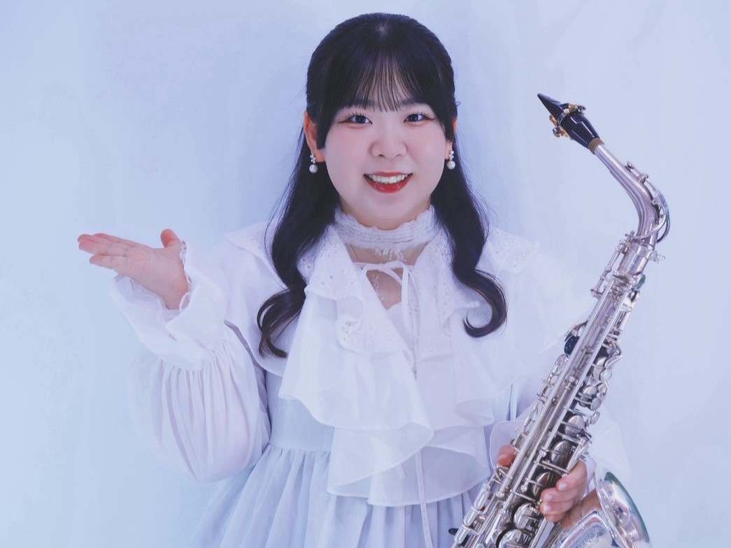 サックスは、幅広いジャンルで大活躍するとても魅力的な楽器です！いつ始めても遅くありません！一緒に楽しくサックスを演奏してみませんか？ CONTENTSサックスサロンで楽しむ自分だけの音楽🎷　　インストラクター紹介🌻伊藤愛用楽器のご紹介🎷✨レッスン室の様子👀レッスンのお申し込みとコース概要👓伊藤演奏動 [&hellip;]