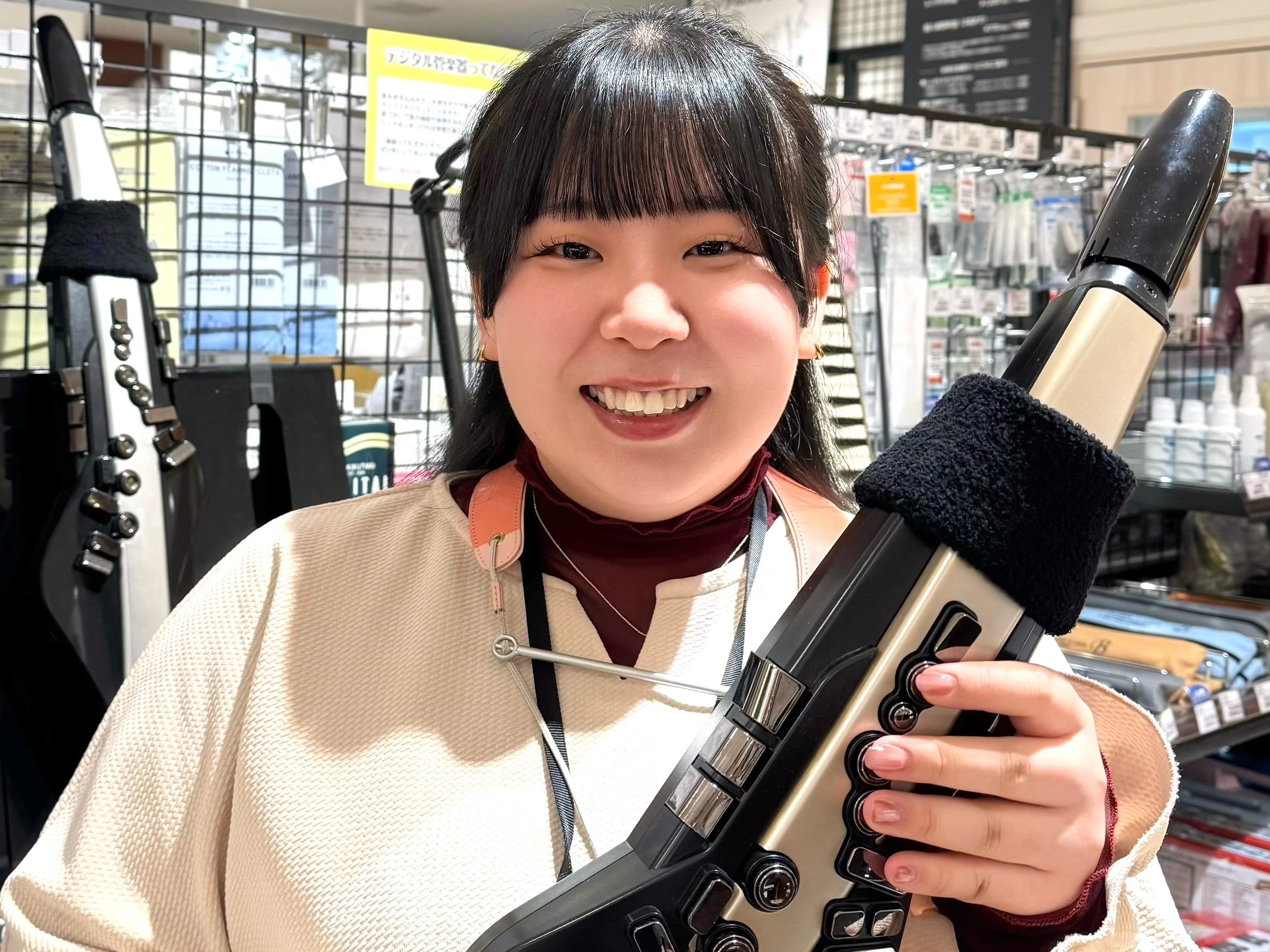 息を入れたらすぐ吹ける♪それがデジタル管楽器！いつ始めても遅くありません！一緒に楽しく演奏してみませんか？ CONTENTSすぐに一曲吹ける！デジタル管楽器🎷インストラクター紹介🌻レッスン室の様子🎷レッスンのお申し込みとコース概要👓サックスの楽しさを気軽に実感！1カ月お試しコース🌞ミュージックサロン [&hellip;]