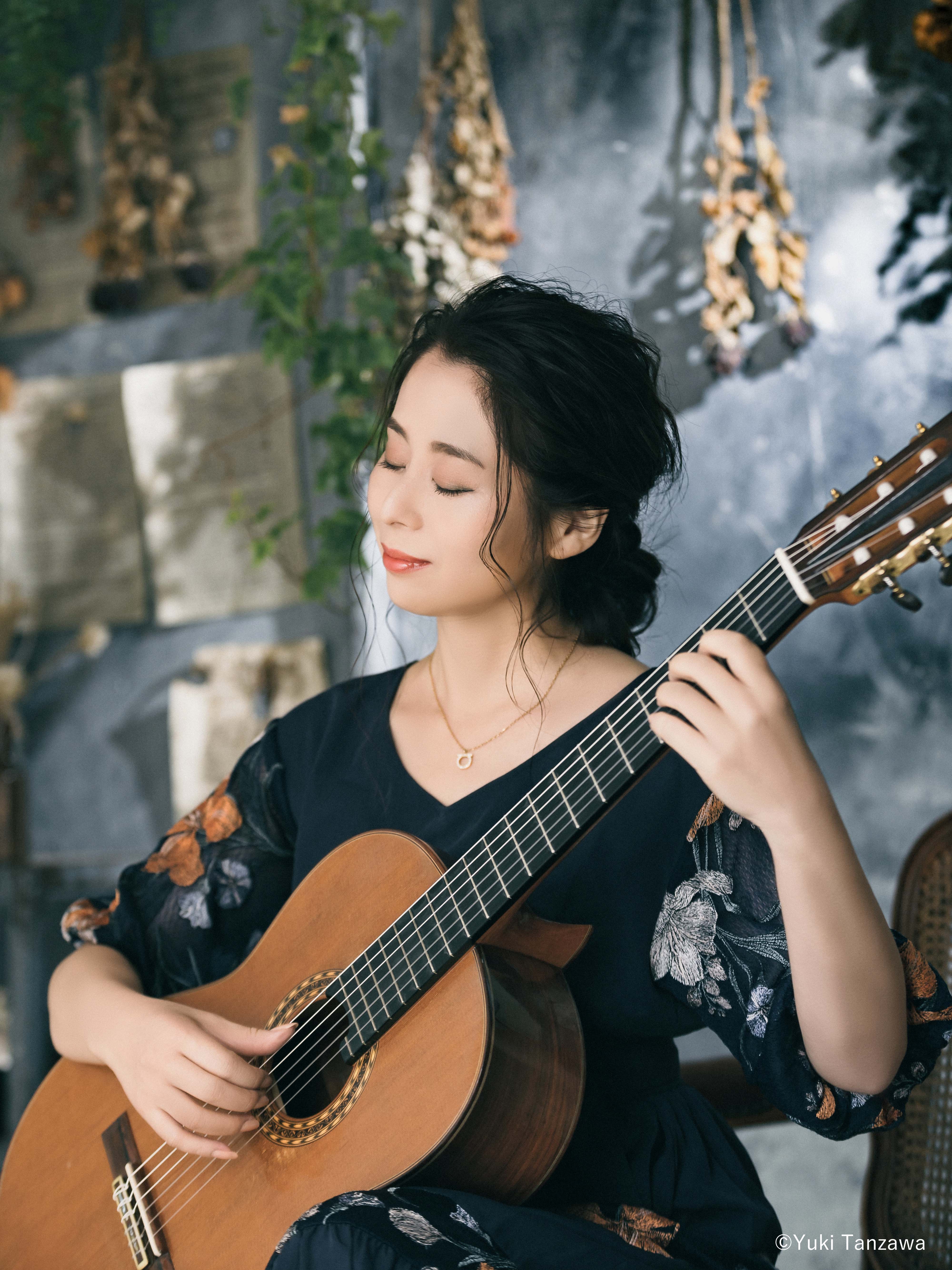クラシックギター演奏家河野 智美(こうの ともみ)