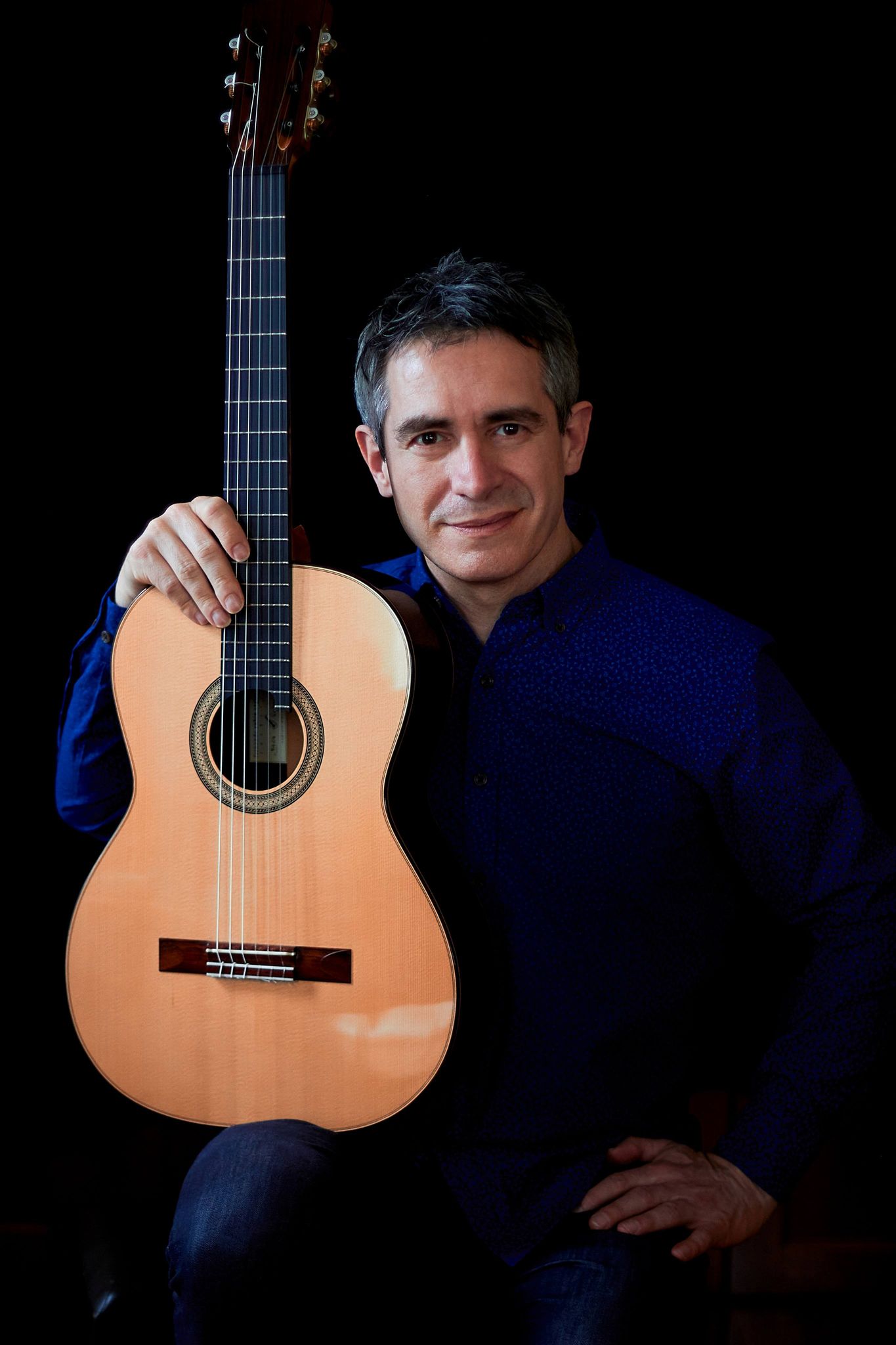 クラシックギター演奏家レオナルド・ブラーボ