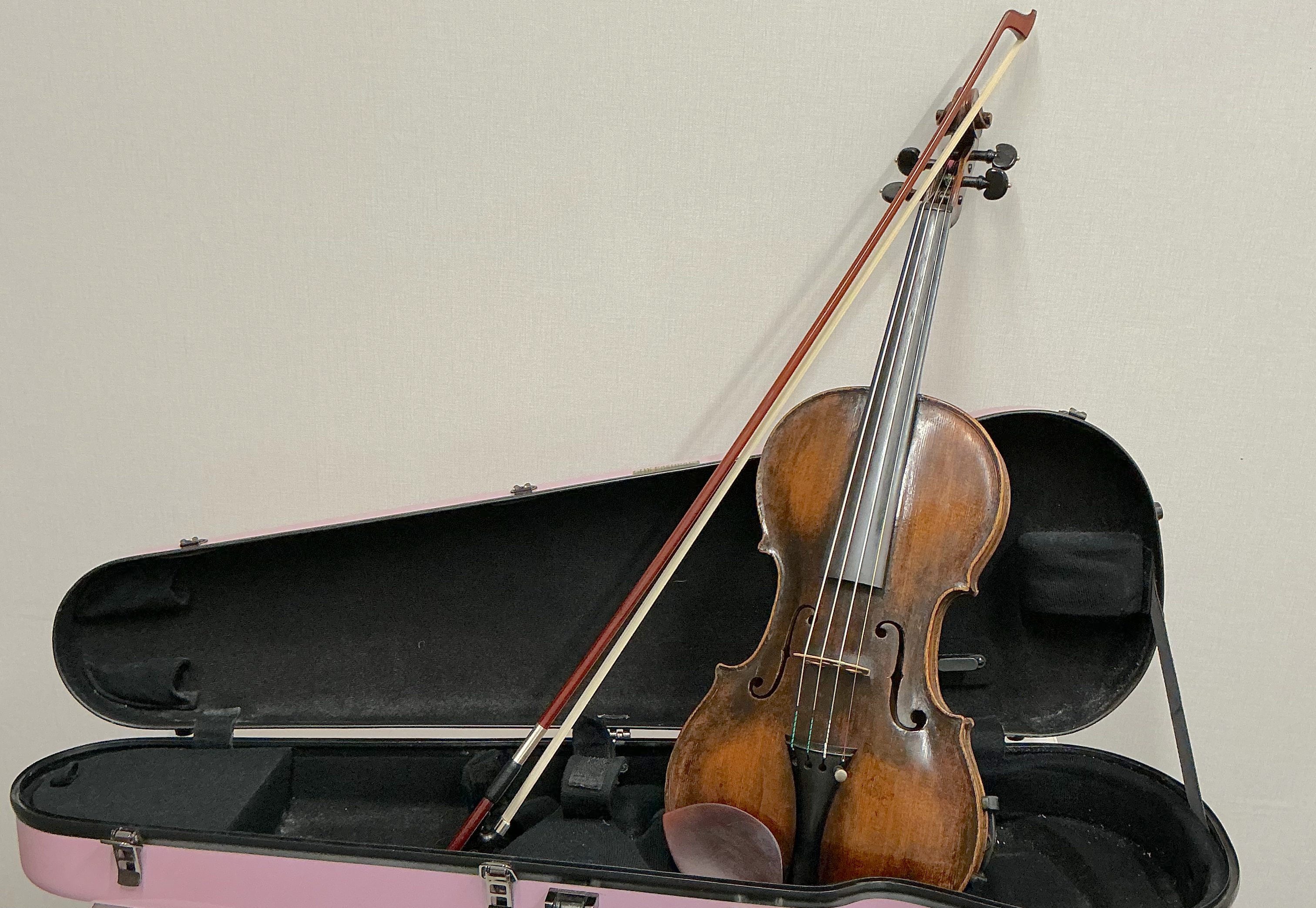 「しなやかで美しいヴァイオリンの音色に憧れるけれど、自分には楽譜を読む自信もないし……」そう思って、始めるのを諦めていませんか？ 「ヴァイオリン＝幼少期から英才教育を受けてきた人が弾くもの」というイメージは、実はもう古いかもしれません。島村楽器の音楽教室では、「楽譜はまったく読めない」「楽器に触るの [&hellip;]