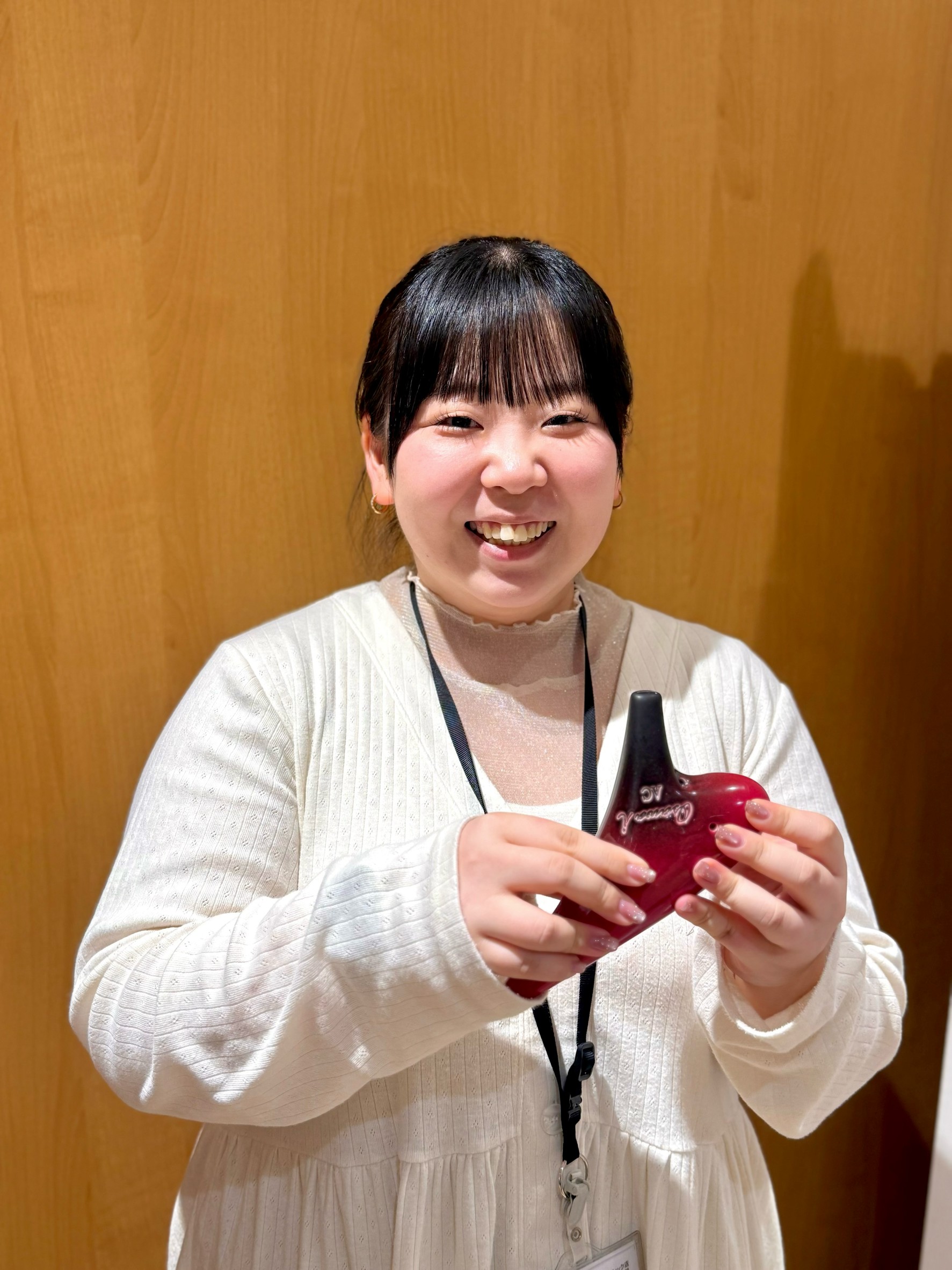 CONTENTS優しく奏でる♪オカリナオカリナ「サロン」とは、どんなシステム？インストラクター紹介🌻レッスン室の様子👀レッスンのお申し込みとコース概要👓優しく奏でる♪オカリナ 皆さま、こんにちは！オカリナインストラクターの伊藤有莉愛（いとう ゆりあ）です。 オカリナサロンは、高校生以上の方を対象とし [&hellip;]