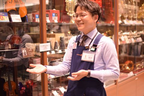 スタッフ写真 《ピアノアドバイザー、ギターシニアアドバイザー》管楽器、弦楽器、アクセサリー類、エフェクター 保坂
