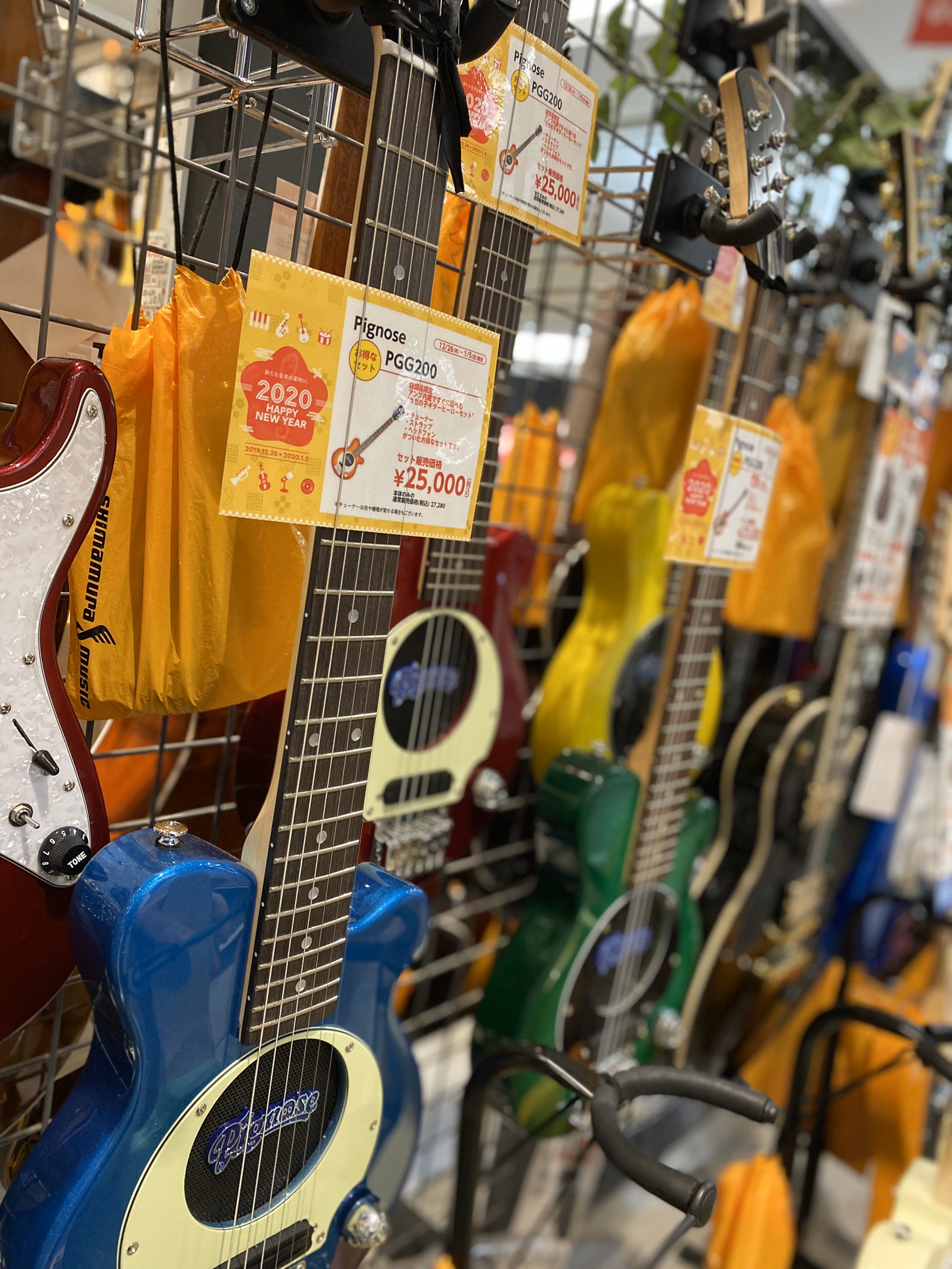 アンプ内蔵ミニギター「うちの子、ギターヒーロ―セット」販売中！