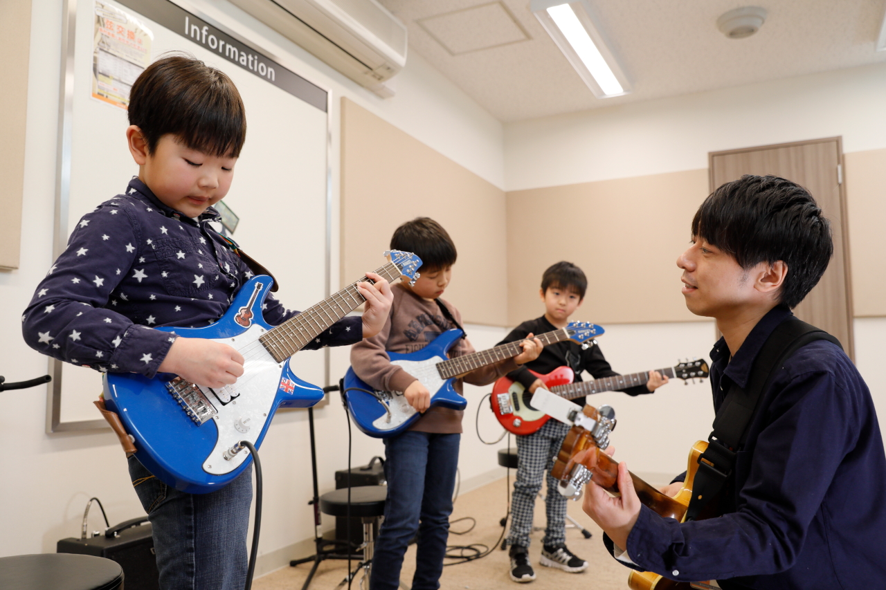 あけましておめでとうございます。今年はアウトレットをガンガンやることにしました！ お買い得品は数量限定！お早めにお越しくださいませ。 お得なアウトレットギターをご紹介