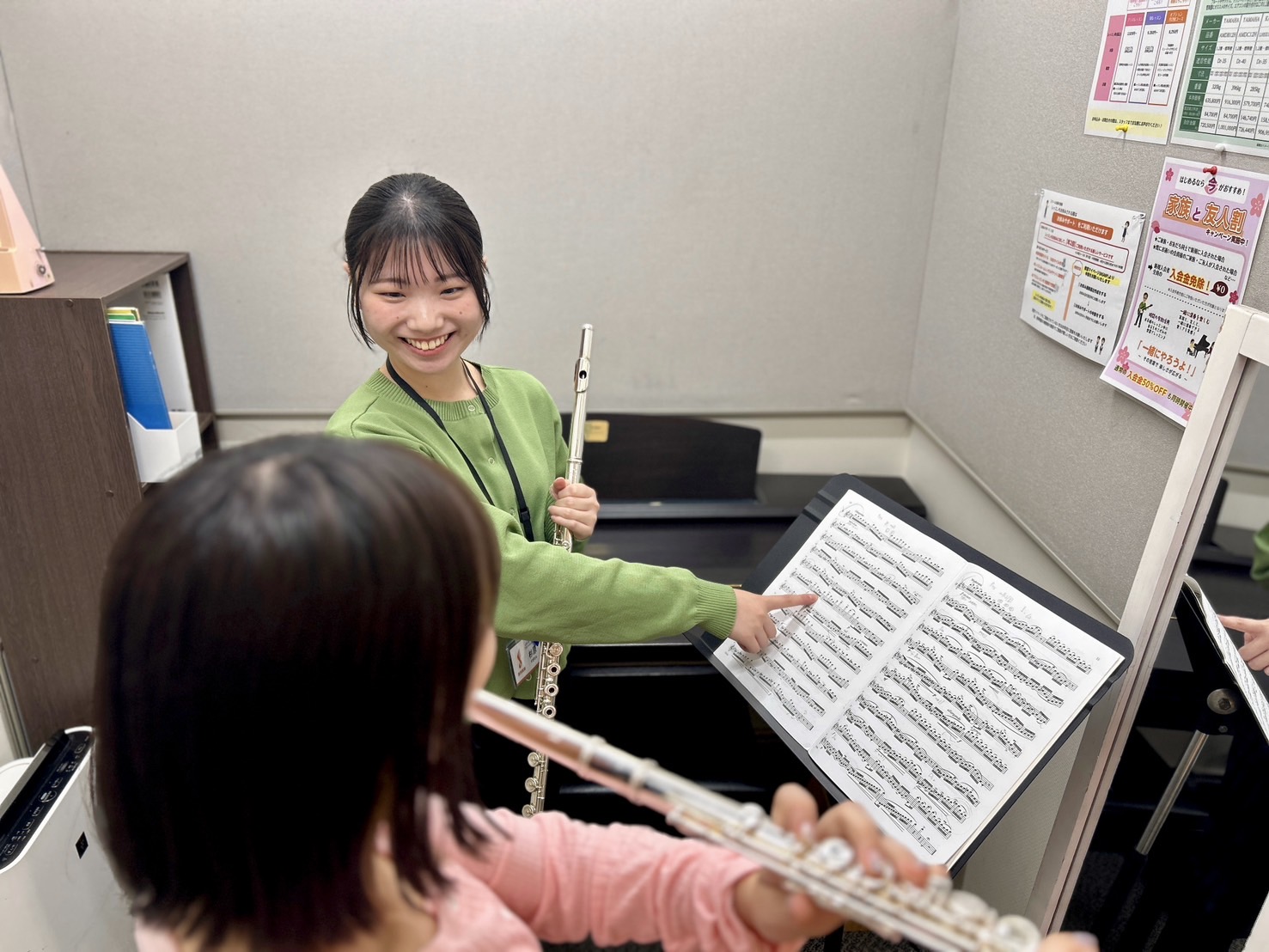 杉原　光　（すぎはら　ひかる） ＜プロフィール＞ 9歳よりフルートをはじめる。中学、高校では吹奏楽部に所属。同志社女子大学学芸学部音楽学科演奏専攻卒業。アンサンブルやソロで多数演奏会に出演。その他コンクールにて受賞経験あり。 レッスン稼働日時間 月・水・木　13:00～20:30　土・日　10:30 […]