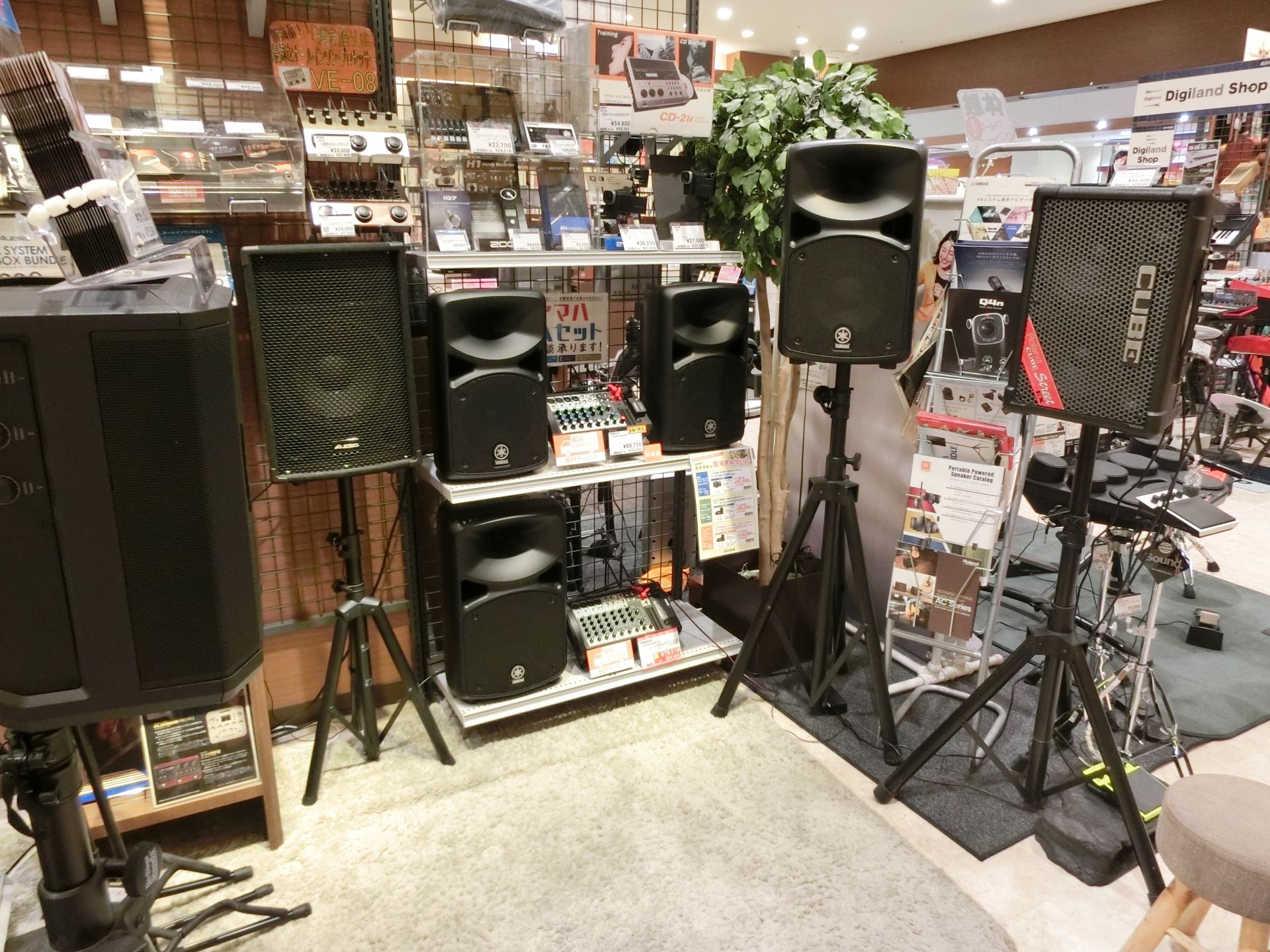 *ライブにピッタリな製品を多数展示！ 過ごしやすい季節になってまいりました。春は部屋の中だけでなく外でも楽器を楽しみましょう！ そんな時強い味方となってくれるのが、手軽に使用できる簡易PAスピーカーです！電池駆動が可能なものもあり、皆さんのパフォーマンスを必ず向上させてくれること請け合いです！ ** […]