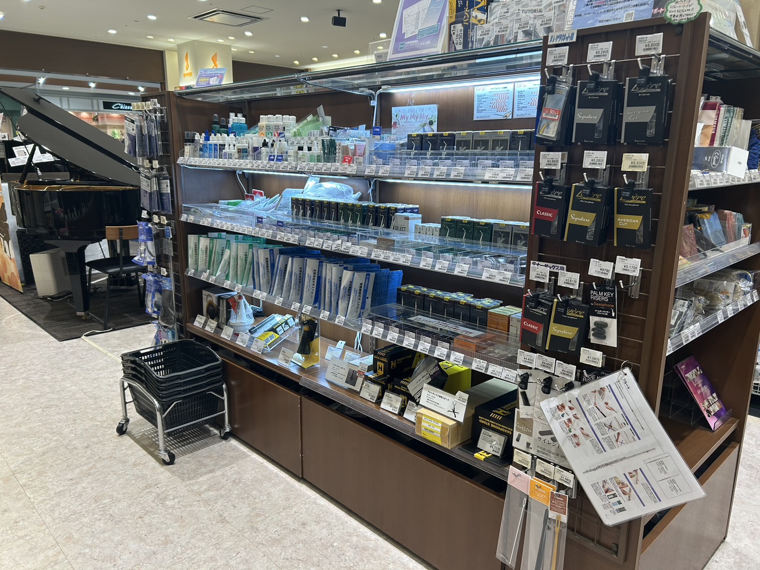 *吹奏楽部員の必需品は島村楽器にお任せください！ 新たに吹奏楽に入部し、先輩や学校から必要なものがあると聞いたけれど… 何に使うの？種類がたくさんあって分からない！ そんな皆さまの疑問にお答えいたします！！ **管楽器お手入れ用品コーナー **チューナーメトロノーム＆バンドファイルコーナー **一部 […]