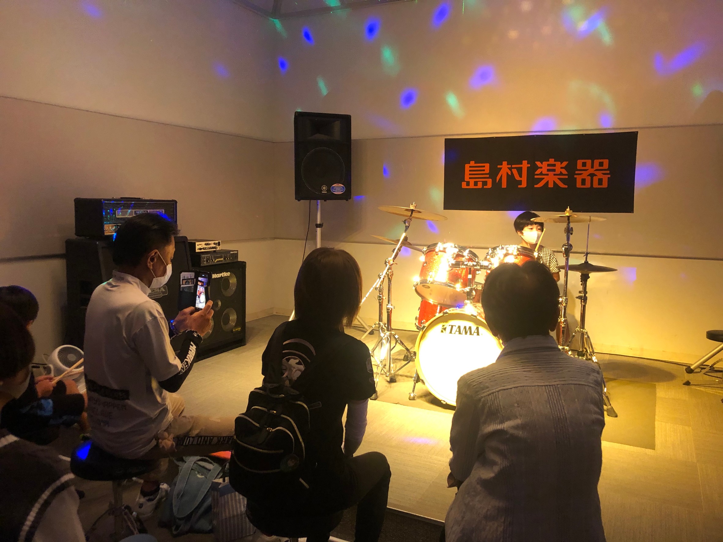皆様こんにちは！ 音楽教室担当羽切です。 6月に、ドラム科にお通いの生徒様がご出演するミニライブ（発表会）を店内スタジオで開催致しました！ 今回はそのミニライブの様子をご紹介♪ お子様から大人の方まで楽しんで頂けます♪ 今回の最年少のお子様は4歳！なんとドラムを始めて2か月でのご参加でした！ たった […]