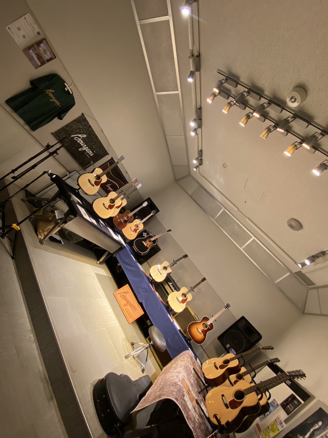 こんにちは！アコースティックギター担当の今村です。 今回初となるボジョアギターイベントのイベントレポートになります！ こんなに多くのボジョアが並ぶ機会はめったにありません！ 8/3にはギタリスト矢後憲太氏を招きボジョアの弾き比べライブを開催いたしました！！ 当日はボジョアギターが20本近く並びました […]