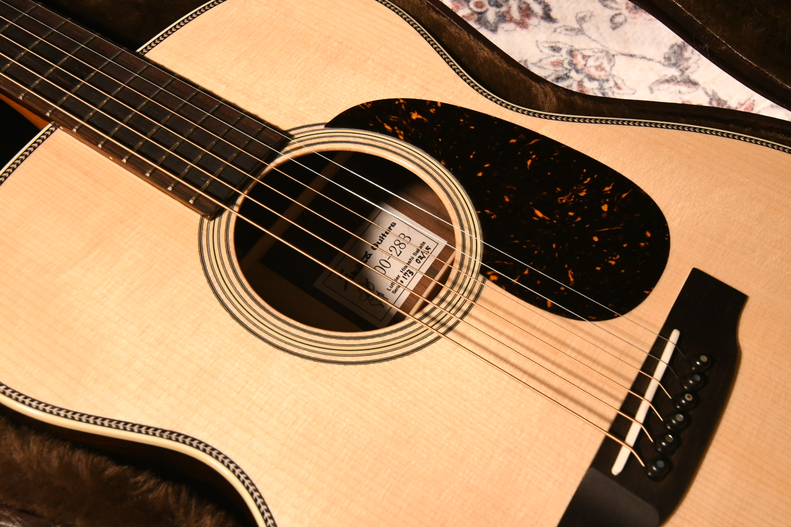Sakata Guitarsについて Sakata　Guitarsは山梨県甲府市にあるギター工房で坂田久氏(以下坂田氏)が一本一本丁寧にギターを製作し、その評判は日本のみならず、世界からも評価を得ているギターブランドです。坂田氏はシンガーソングライターということもあり、より演奏者を考えた素晴らしいサ […]