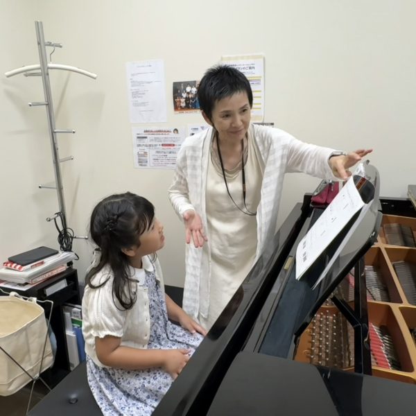 【ピアノ】三井先生（月・木・土）<br />
【生徒様インタビュー】～ピアノが弾けたときは達成感があって、とても嬉しい気持ちになります～