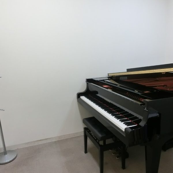 グランドピアノを使用してレッスンしております。