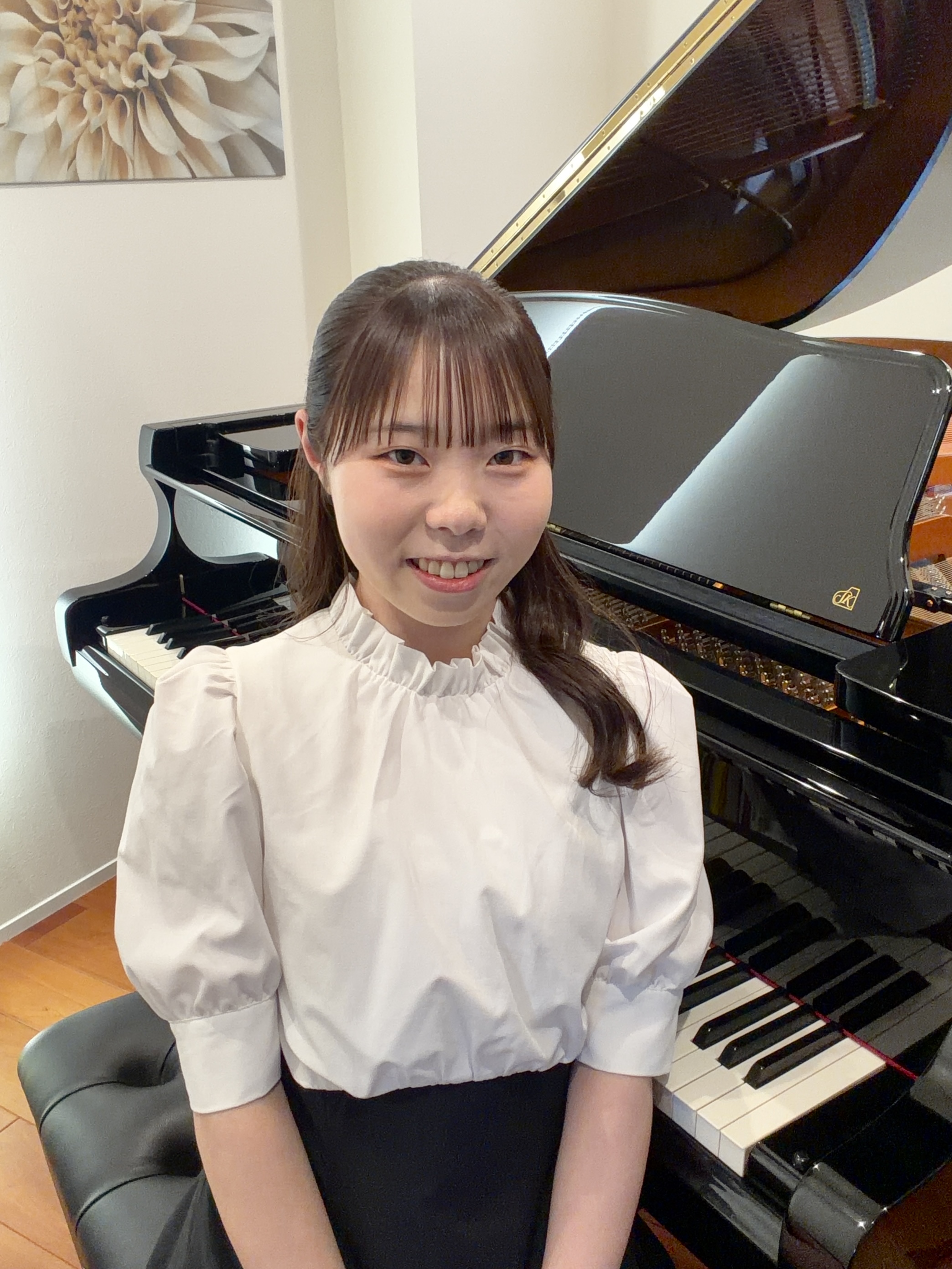 CONTENTS講師プロフィール講師インタビューお問合せ講師プロフィール 6歳よりピアノを学ぶ。甲斐清和高等学校音楽科を経て、国立音楽大学音楽学部演奏・創作学科鍵盤楽器専修ピアノ専攻卒業、及びピアノ指導コース修了。これまでにピアノを森山あす香、江澤聖子の各氏に、ピアノ指導法を山内のり子氏に師事。中学 [&hellip;]