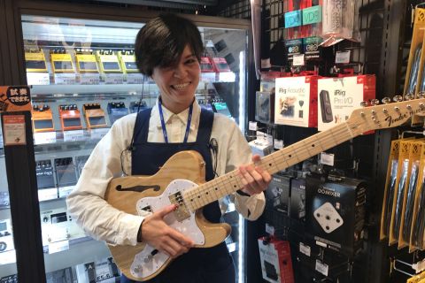 スタッフ写真 ウクレレ アンプ エフェクター 西村
