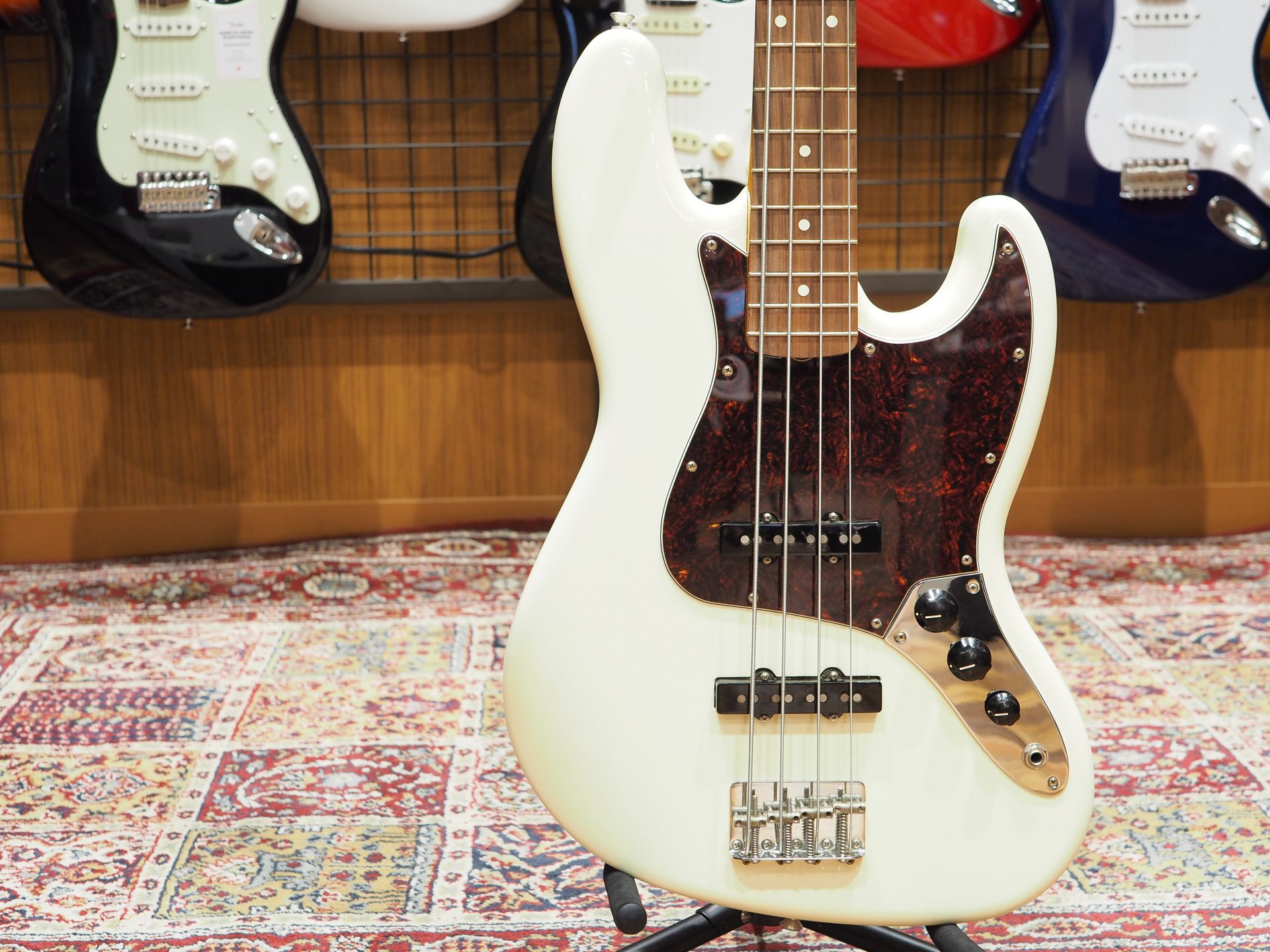【中古楽器】FENDER Classic Series 60s Jazz Bass Lacquer Olympic White が入荷しました！