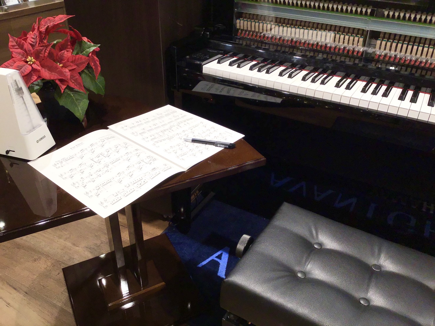 【インテリア】オシャレすぎるグランドピアノ型サイドテーブルが発売！